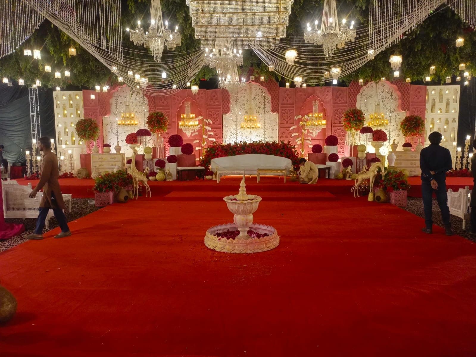 Grand palace-arch backdrop and fountain styled by Shoaib Caterers & Event Management for a Lahore wedding reception